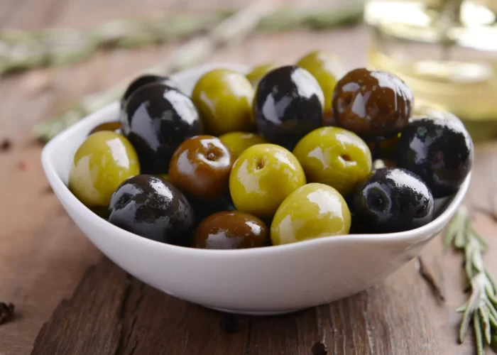 23-28-50-Kalamata-Olives-Vs-Black-Olives-Whats-The-Difference-1200x900